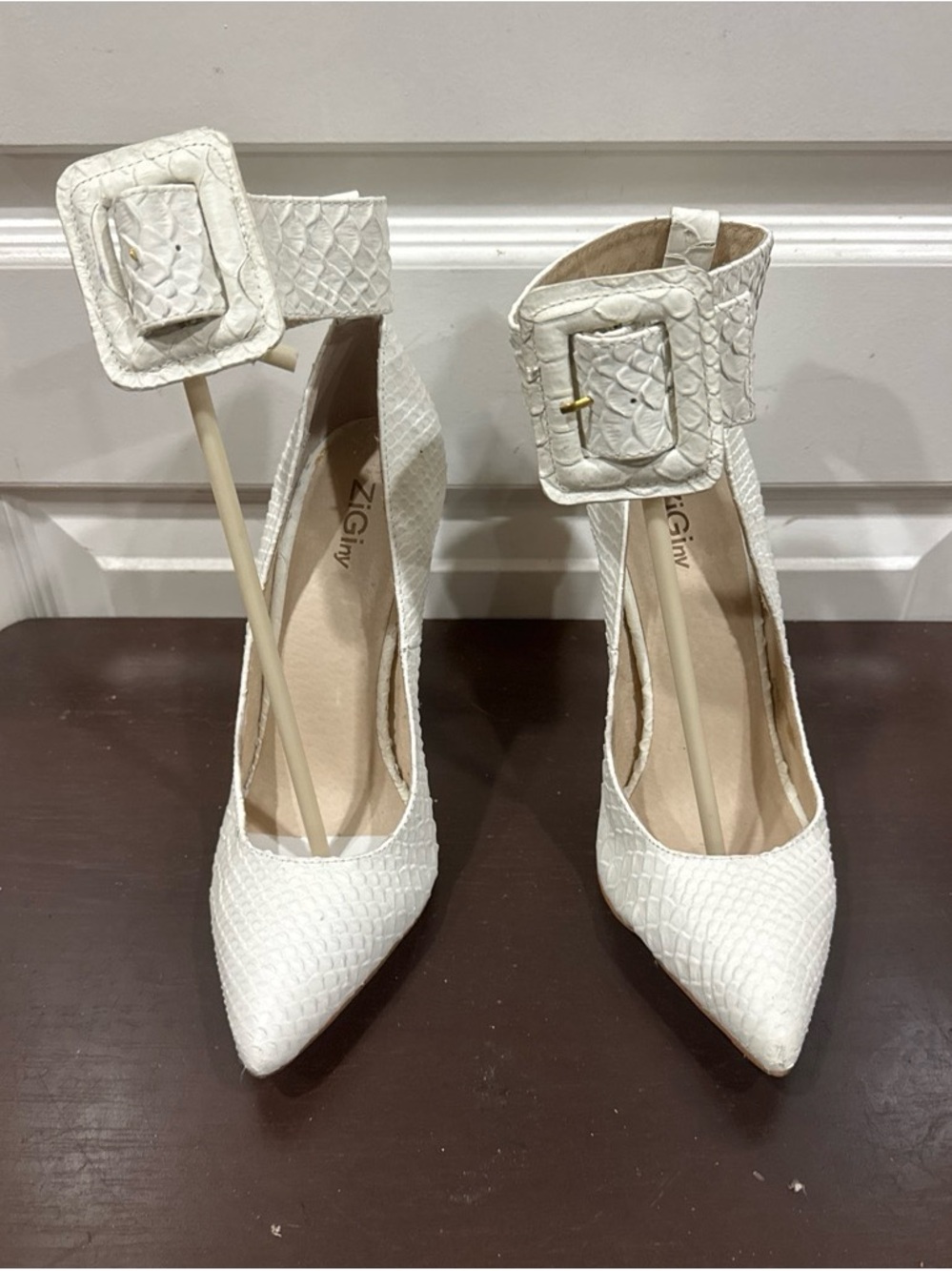 Zigi Soho White Textured Pointed-Toe Ankle-Strap Pumps